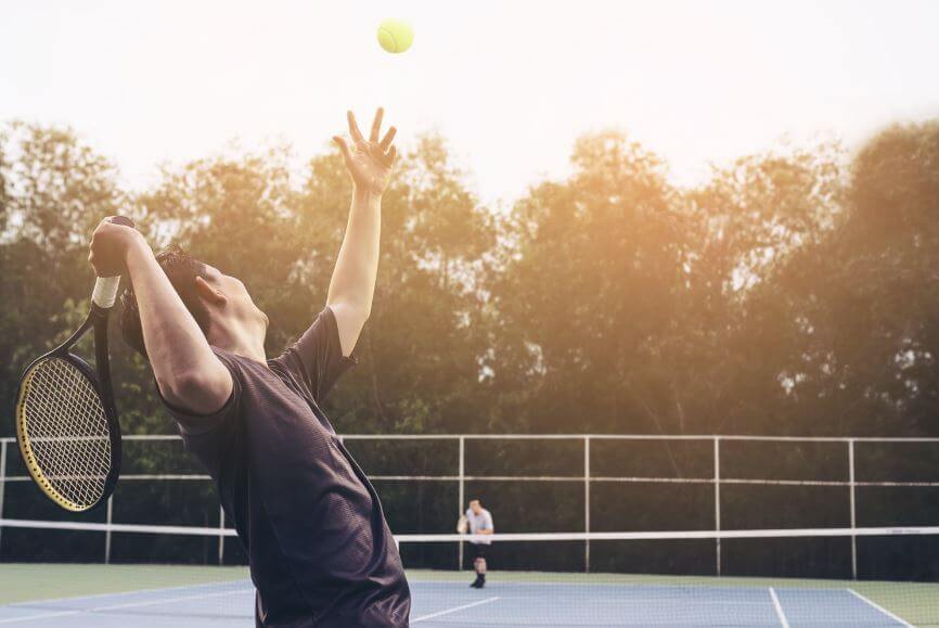 El tenis es uno de los deportes de raqueta más populares.