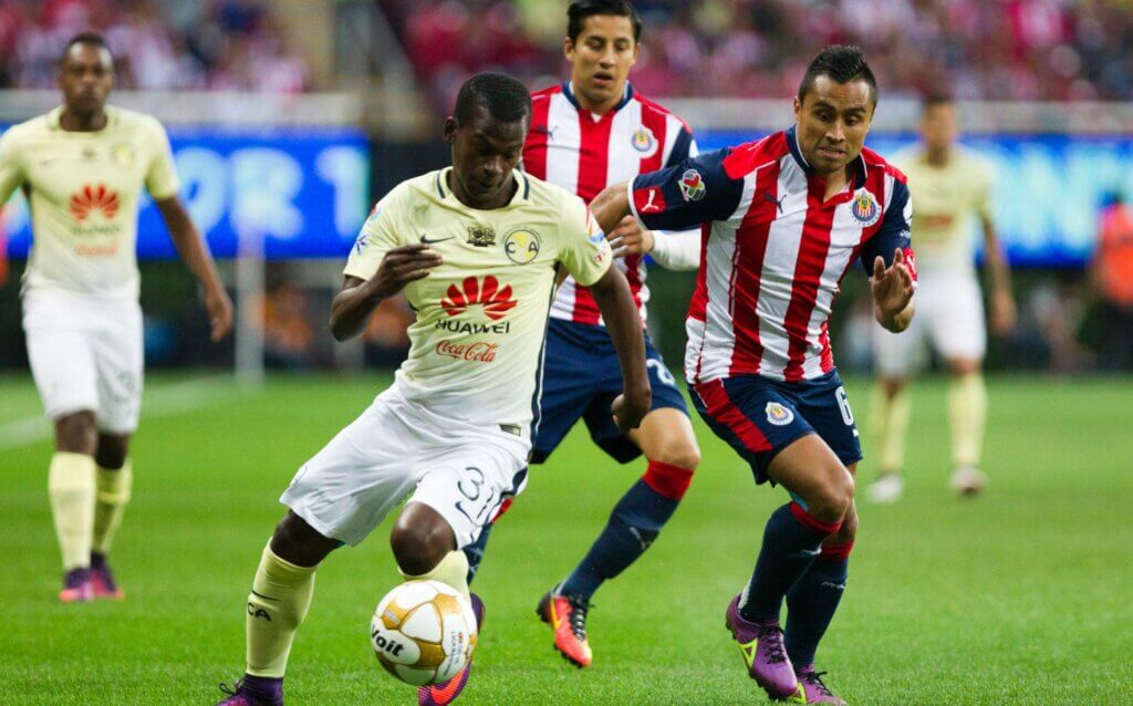 Chivas y América juegan el clásico del fútbol mexicano más importante.