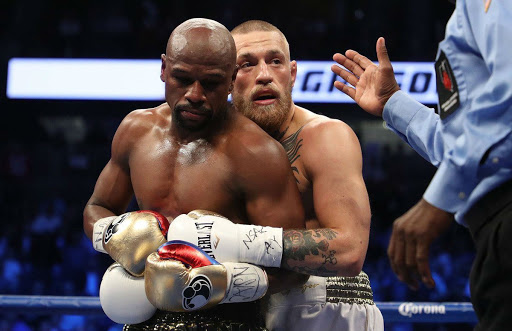 El irlandés McGregor peleando contra Floyd Mayweather.