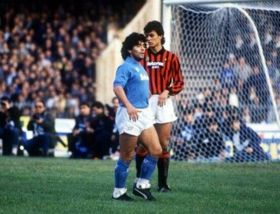 Un joven Maldini marcando a Diego Maradona.