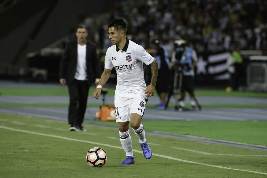 Jugador de Colo Colo llevando el balón.