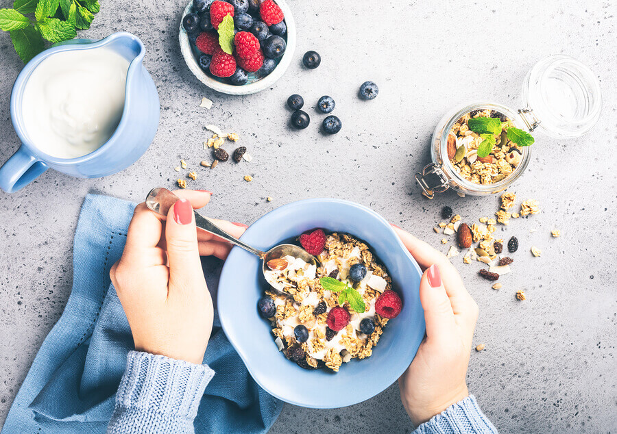 Desayuno de yogur y cereales con contenido de fibra.
