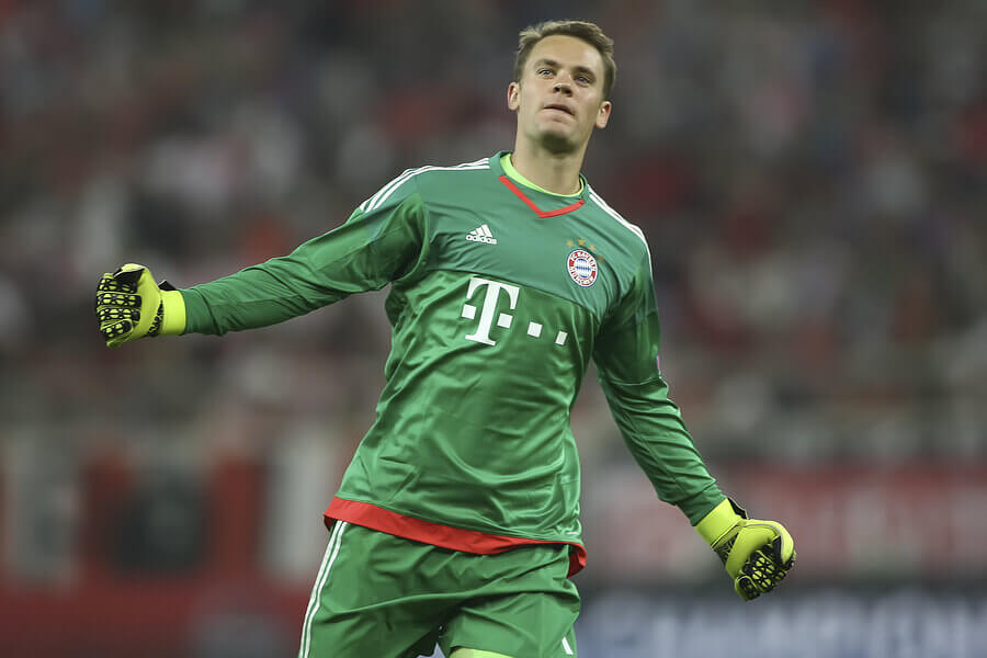 Neuer es uno de los ejemplos de deportistas que reducen sus sueldos por la crisis.