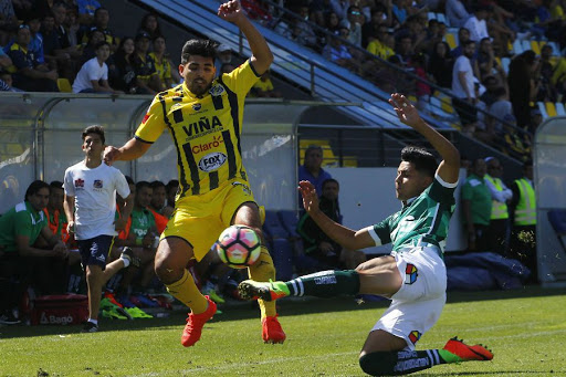 El Everton y el Santiago Wanderers disputan uno de los clásicos del fútbol chileno.