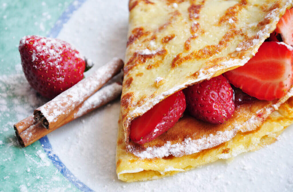 Los crepes con fruta son una de las recetas para niños más fáciles de hacer.
