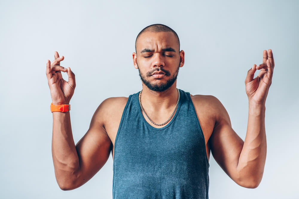 Deportista entrena la mente a través de la meditación.