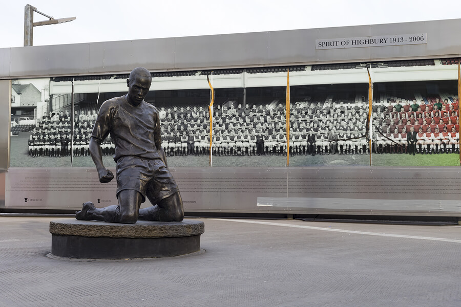 Thierry Henry tiene su propia estatua en el estadio del Arsenal.