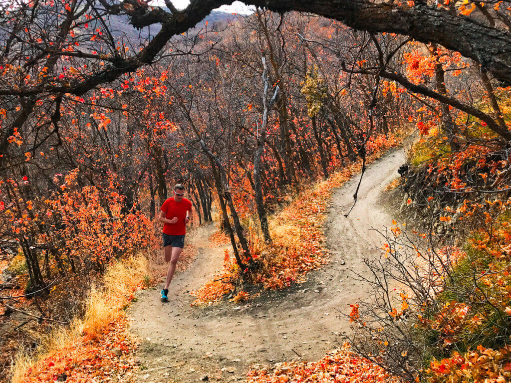 Maratonista corriendo en competencia de ultra trail