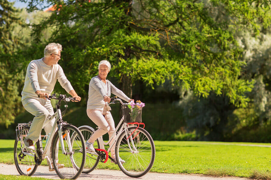 Pareja paseando en el Día Internacional del Ciclista.
