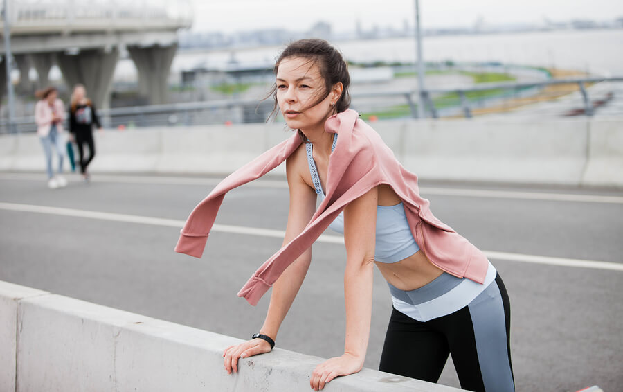 Mujer aplicando una correcta técnica de respiración en el deporte.