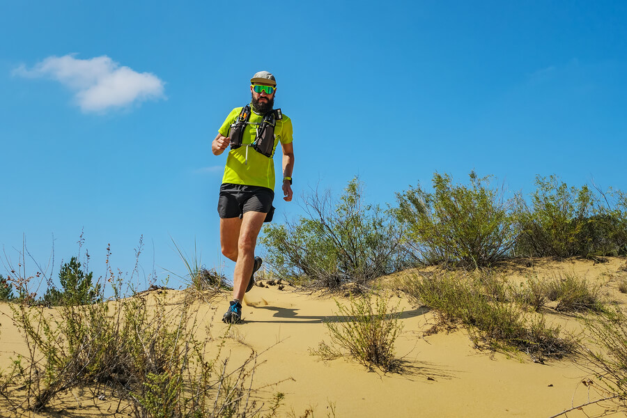 Correr una maratón es uno de los mejores deportes de aventura en el desierto.