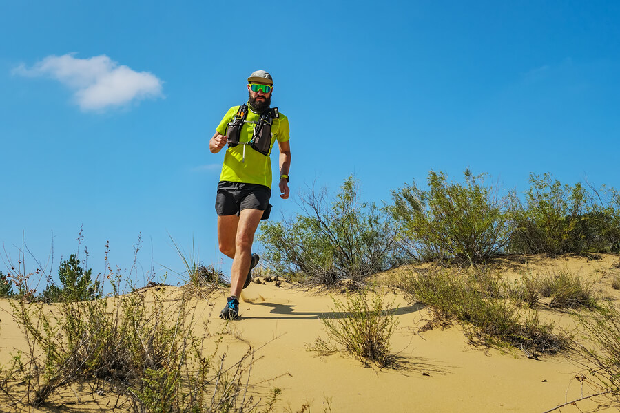 Correr una maratón es uno de los mejores deportes de aventura en el desierto.