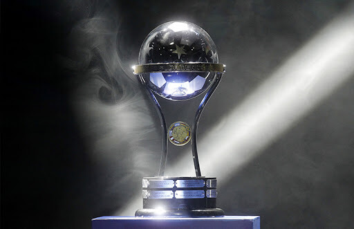 El trofeo que se entrega al ganador de la Copa Sudamericana.