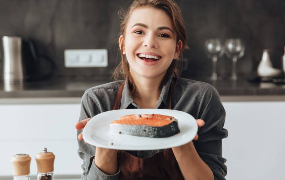 Mujer cocinando recetas de pescado.