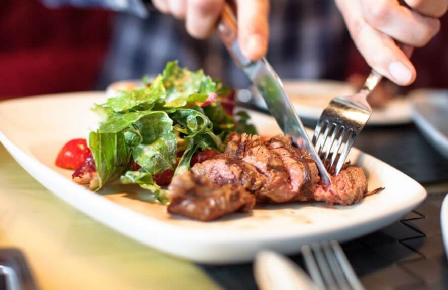 La dieta cetogénica restringe el consumo de carbohidratos.