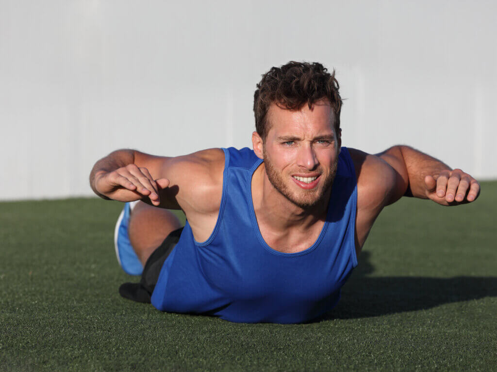 El superman es un ejercicio recomendable de tren superior para correr.