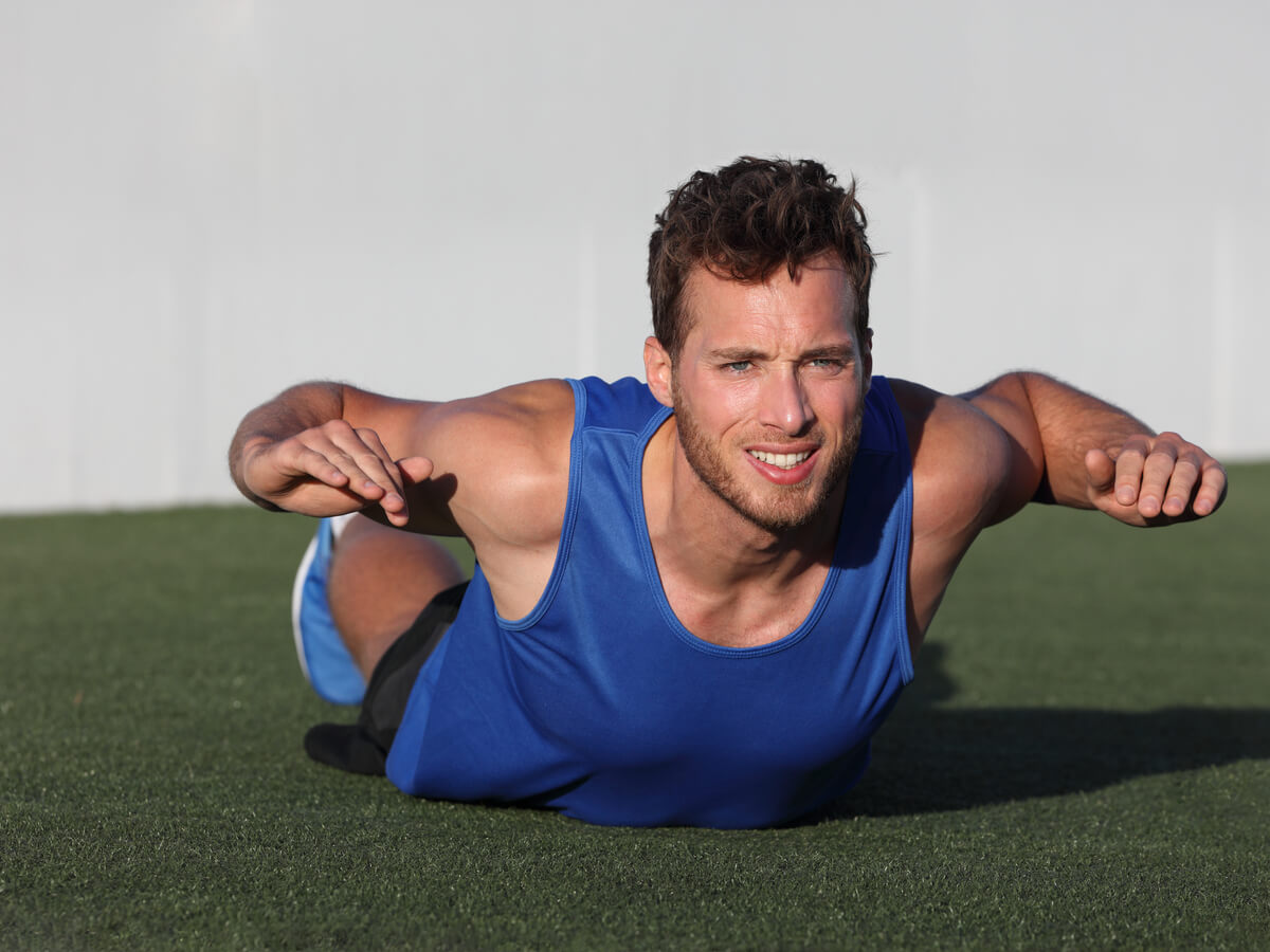 El superman es un ejercicio recomendable de tren superior para correr.