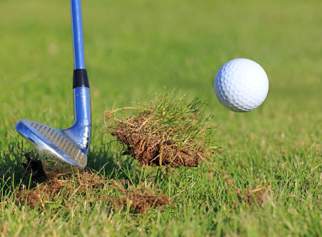Golpe de golf que levanta el cesped.