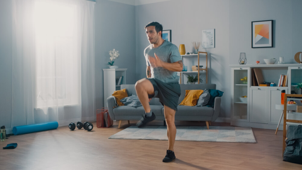 Hombre haciendo cardio en ayunas en su casa.