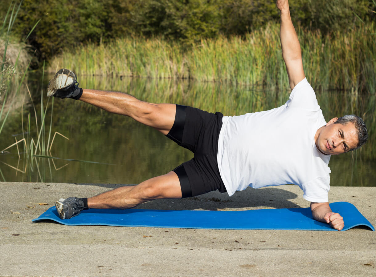 Hombre haciendo ejercicio de tren superior y abdominales.