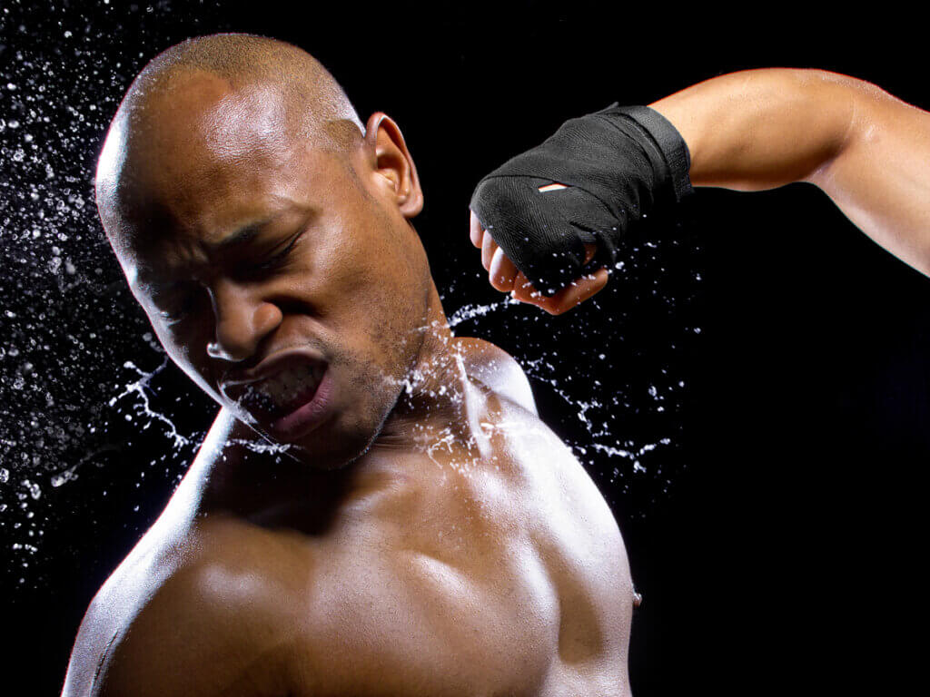 Boxeador sufre un golpe en la cara.