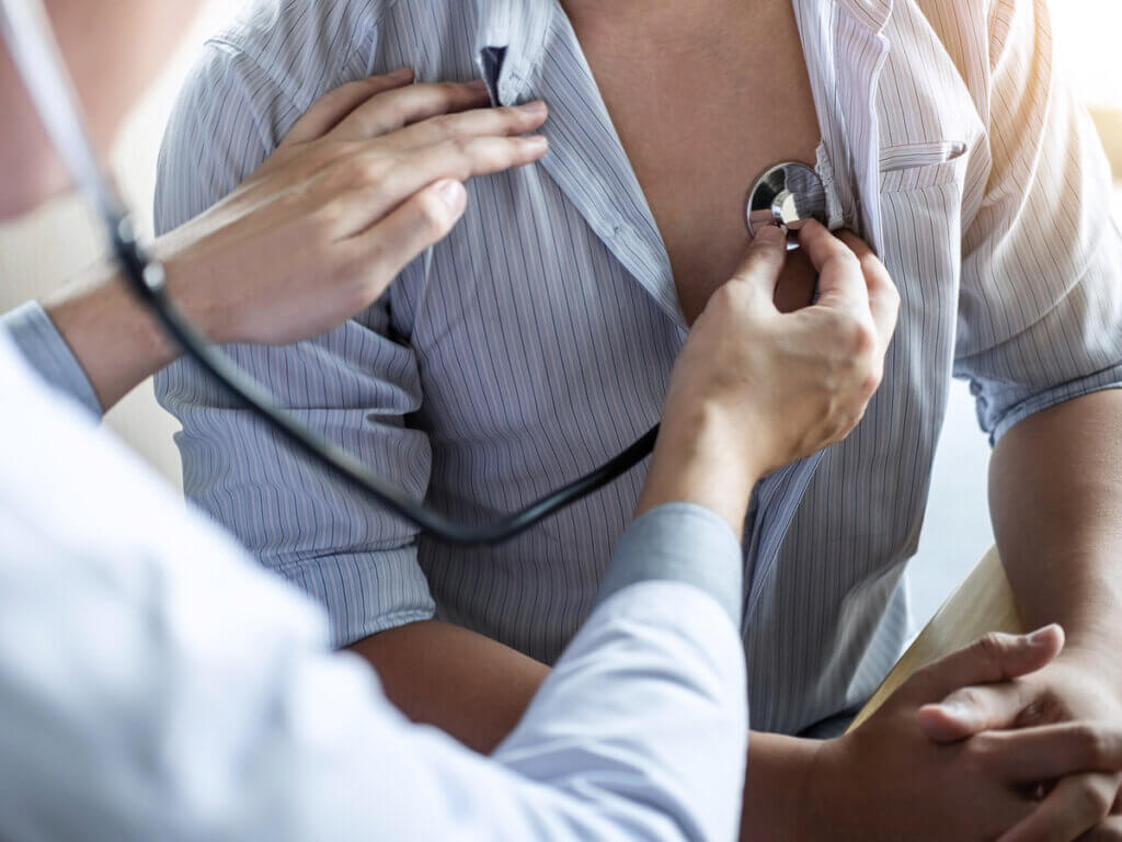 Cardiólogo controla a un paciente anticoagulado.