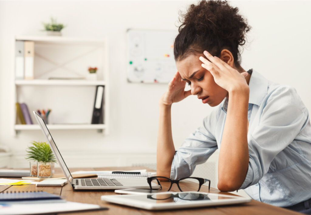 La falta de hierro puede llevar también a dolores de cabeza frecuentes.