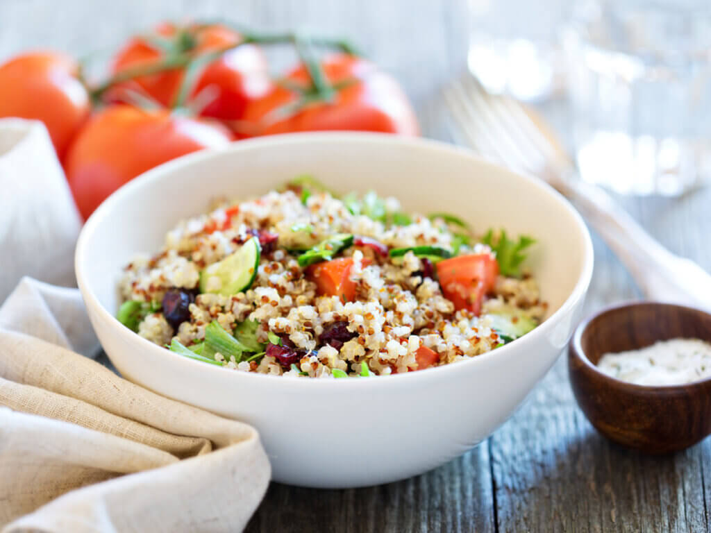 Ensalada con quinoa, tomate y otros vegetales.
