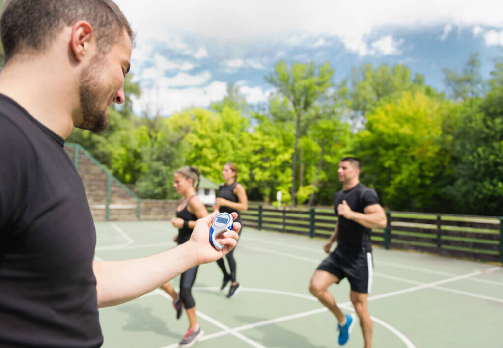 Entrenador controla y motiva a su grupo de alumnos.