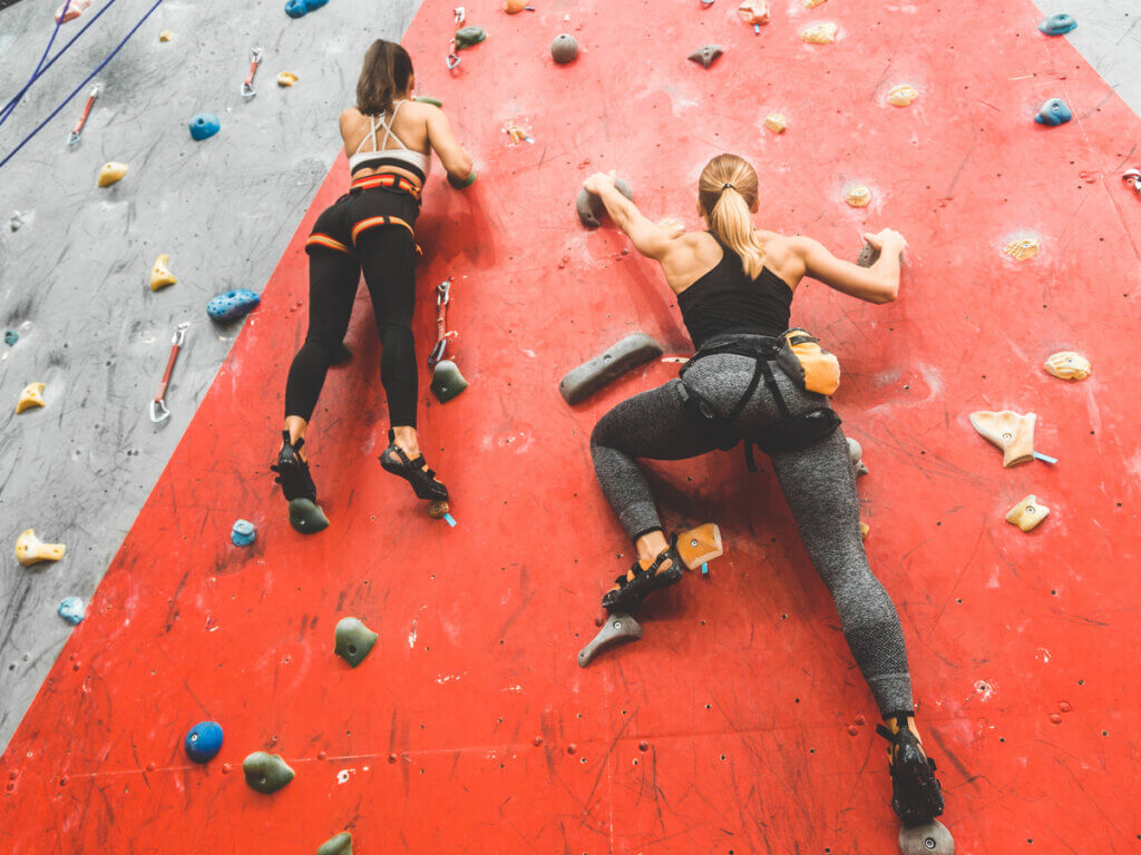 Entrenamiento de escalada en interiores.