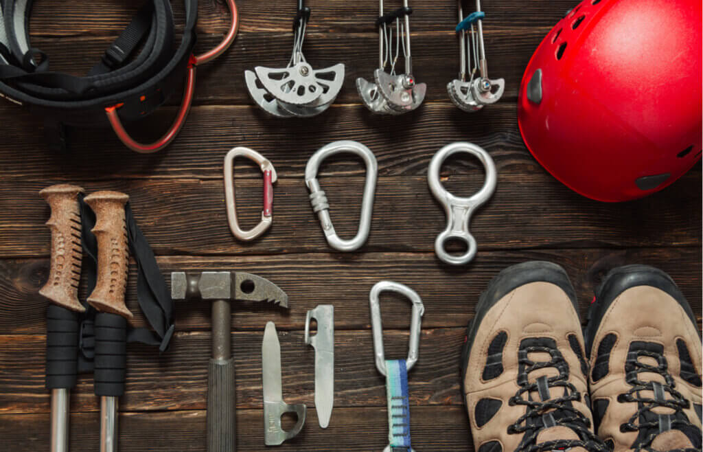 Escalar montañas es una disciplina que demanda un equipamiento específico.