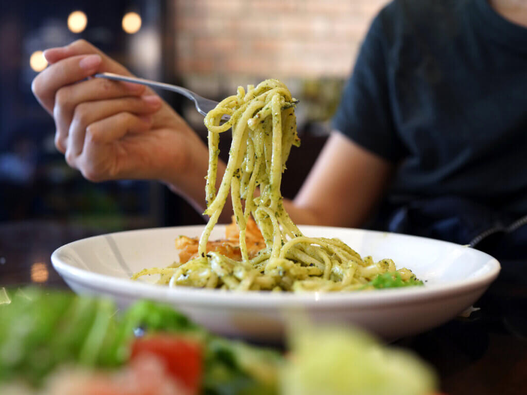 Los carbohidratos en la noche no son convenientes para personas sedentarias.