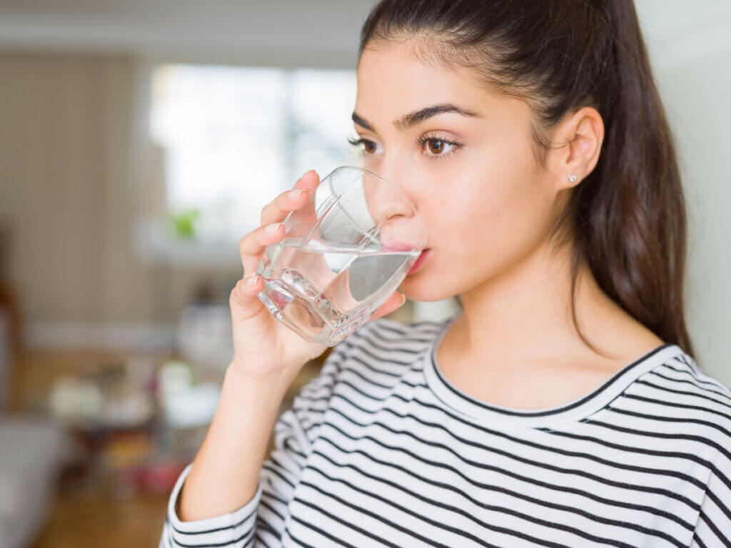 El agua es una de las bebidas que se consumen que resultan más saludables.