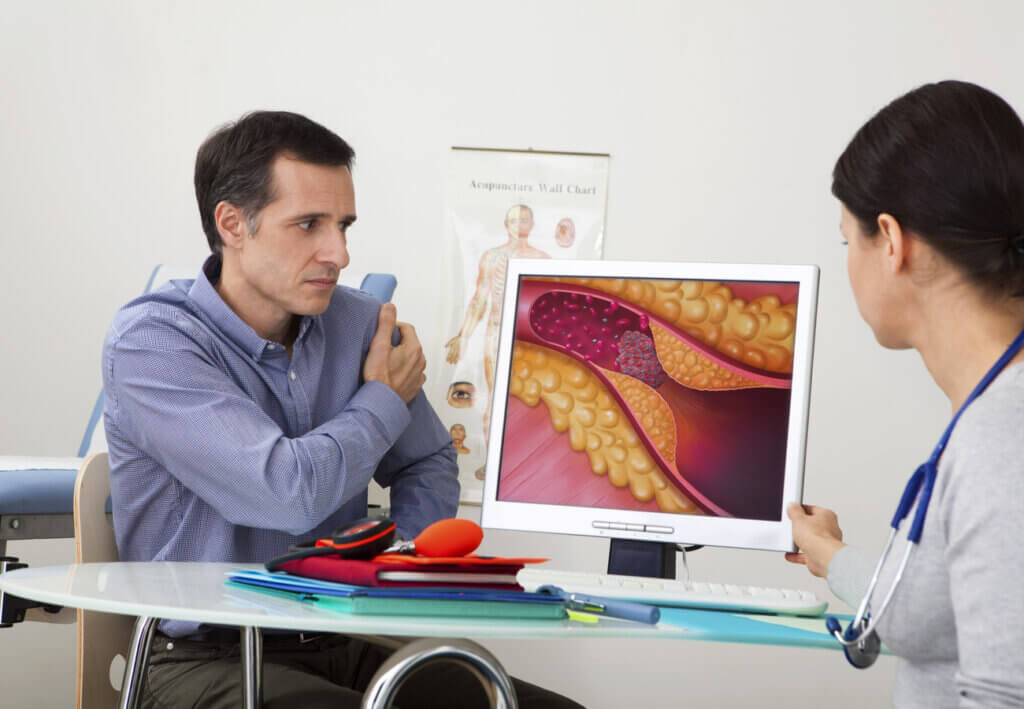 Cardióloga analiza a paciente con problemas de colesterol.