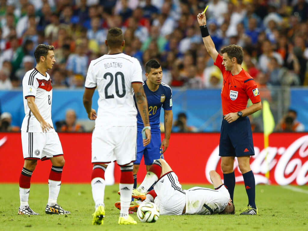 El árbitro Rizzoli decide no expulsar a Agüero en la final del mundo.