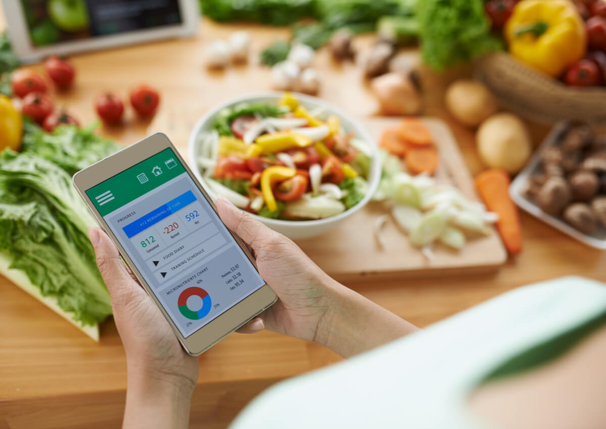 Mujer utiliza aplicación para saber cuántas calorías quemar al día.