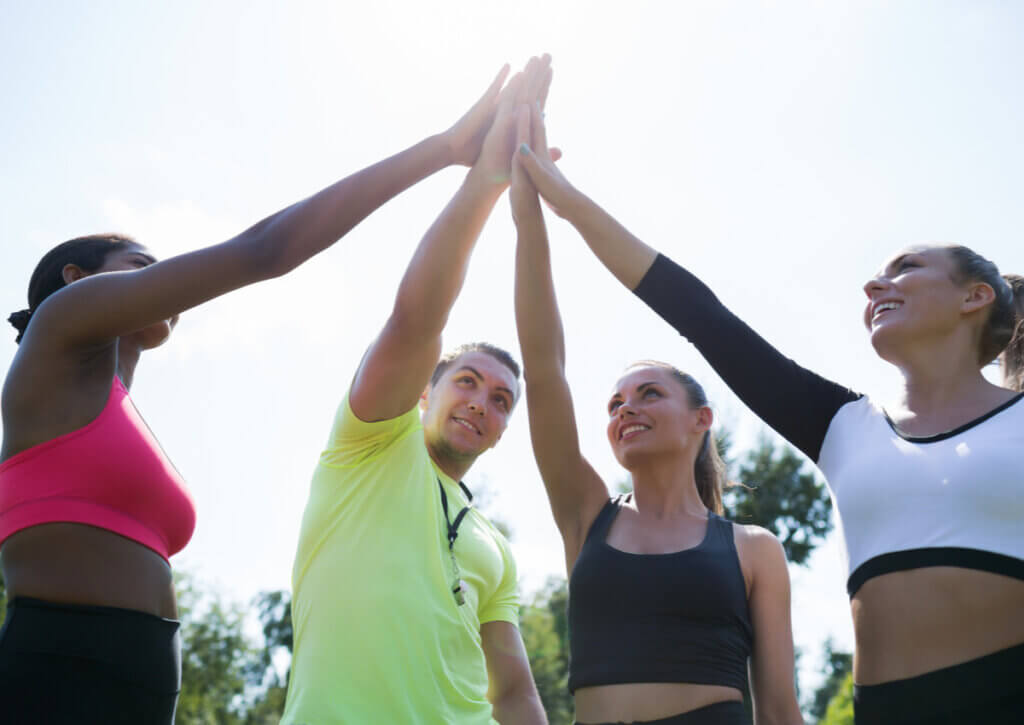 Entrenador lidera un equipo para conseguir el éxito.