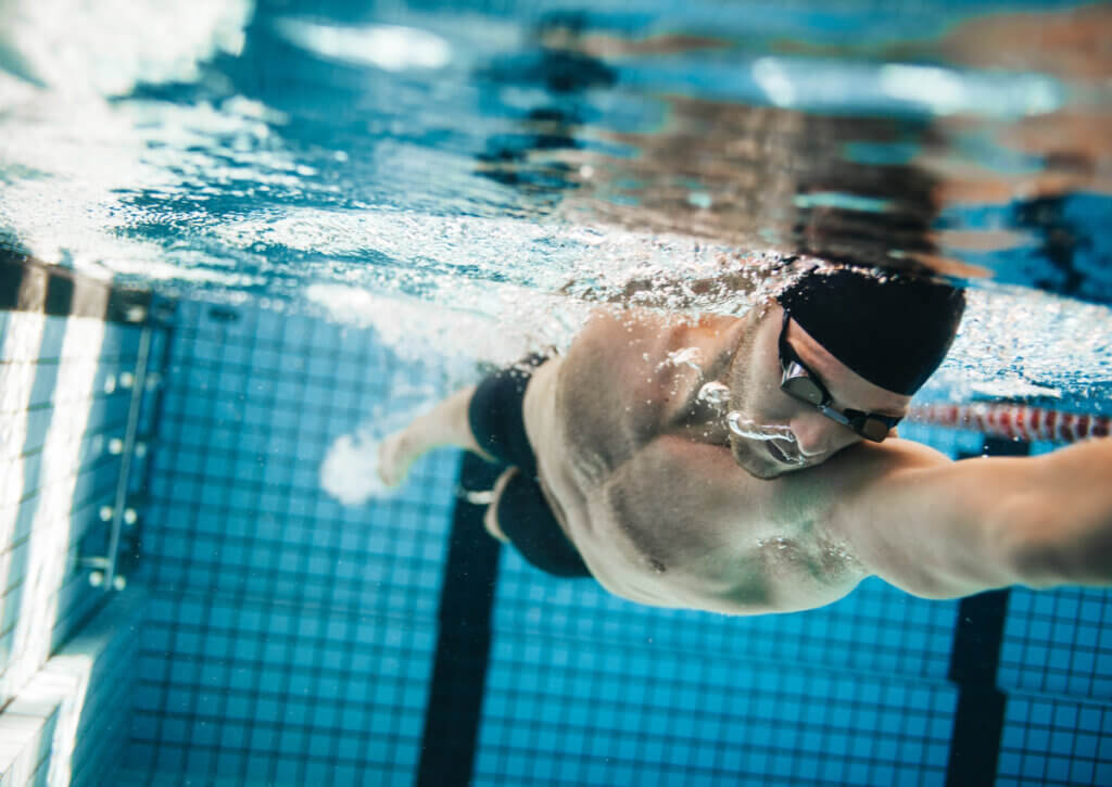 La apnea en el deporte se usa principalmente en la natación.