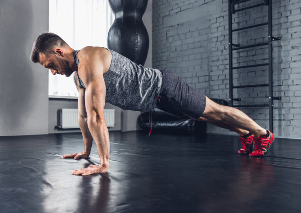 La espalda recta y una buena respiración son claves de la técnica de las flexiones de pecho.