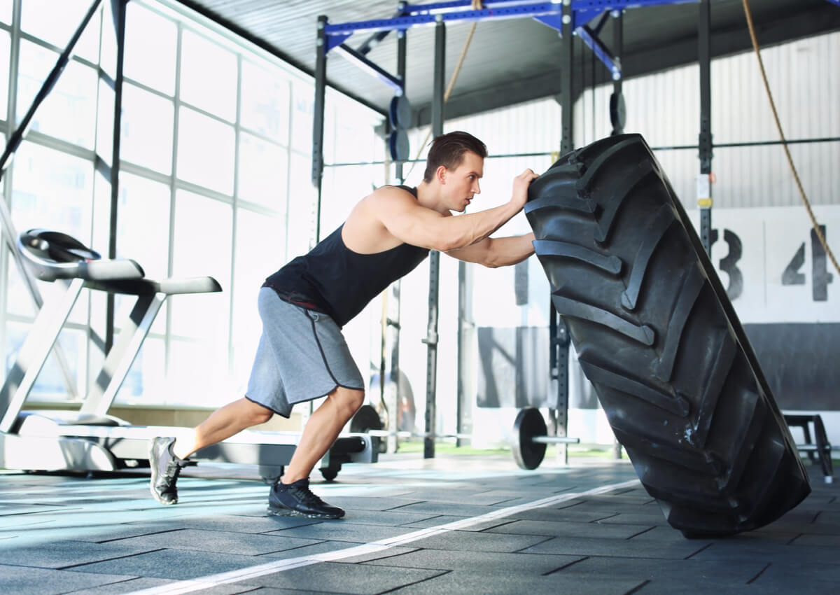 Hombre haciendo ejercicio de fuerza durante una rutina de crossfit.