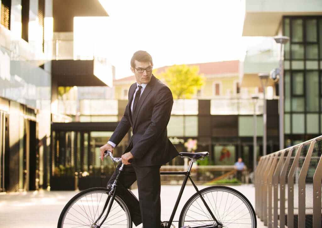 Ir al trabajo en bicicleta se considera una forma de actividad física.