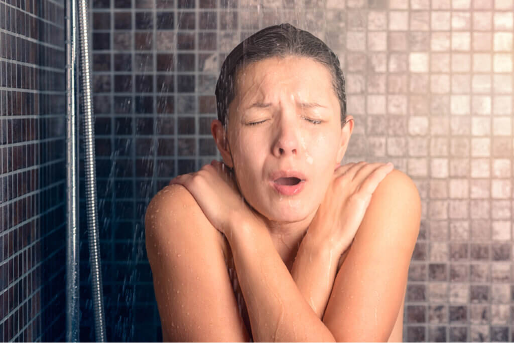 Beneficios de ducharse con agua fría después de entrenar
