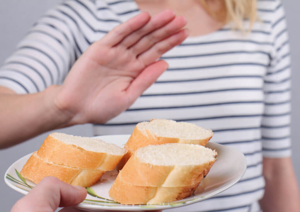 Mujer rechaza pan porque lleva una dieta apta para celíacos.