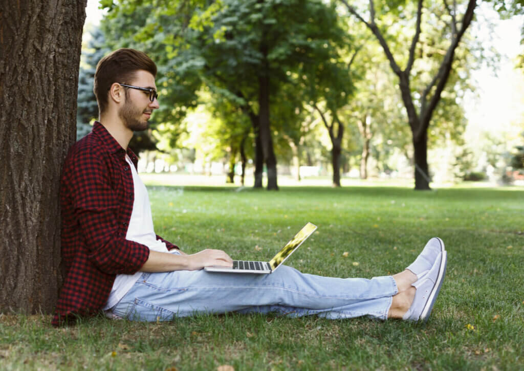 Hombre realizando su jornada de trabajo al aire libre durante un día de descanso y recuperación deportiva.