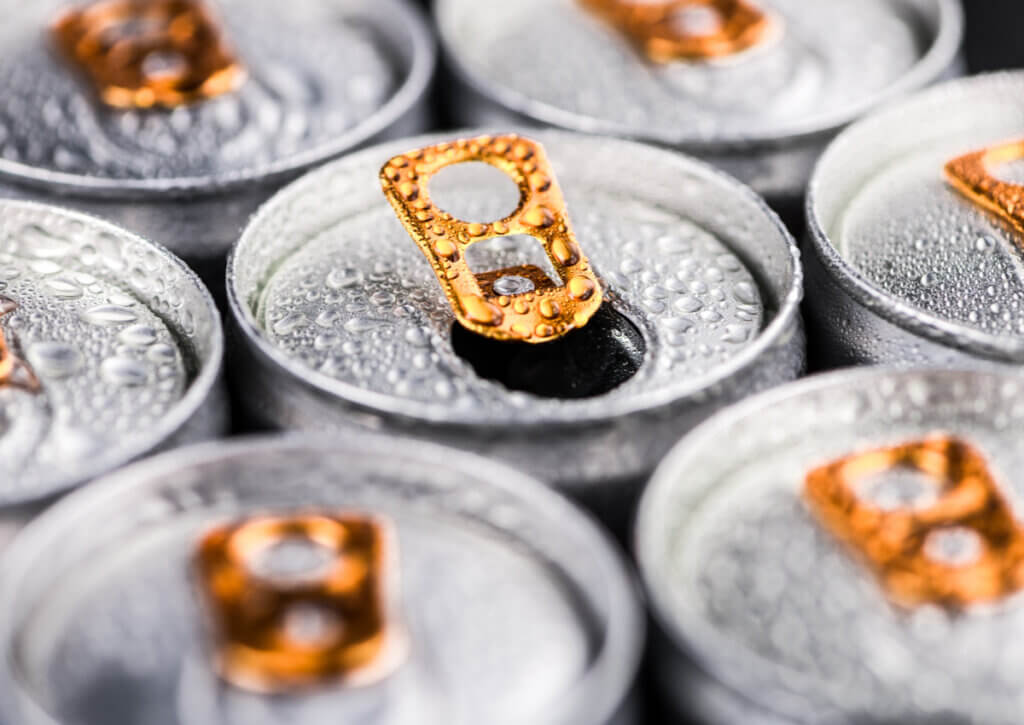 Las bebidas energéticas son perjudiciales para la salud por diversos motivos.