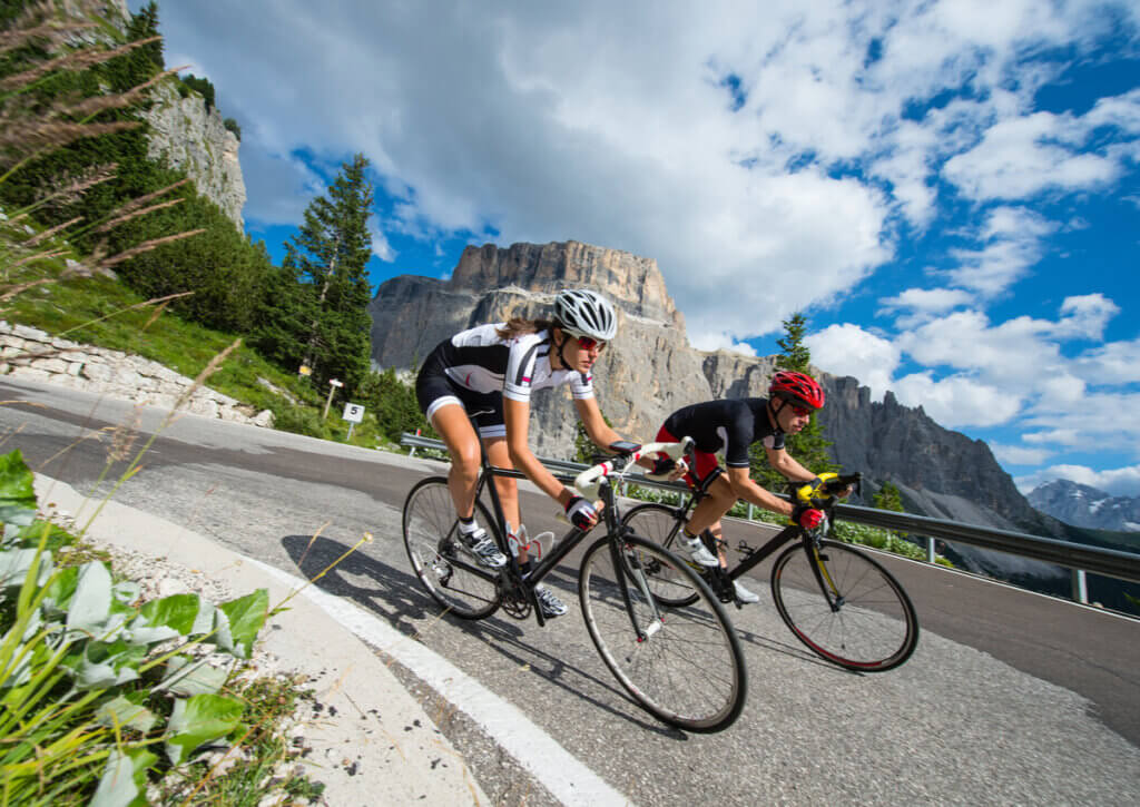 Tomando la curva en una carrera de ciclismo de ruta.