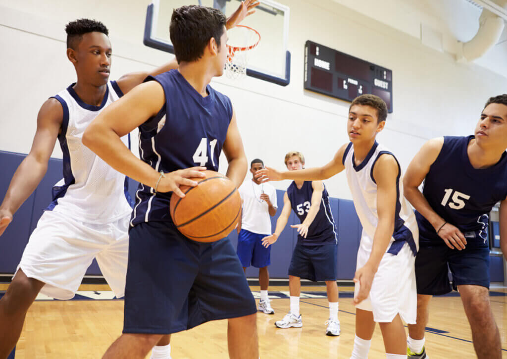 ¿Cuáles son las reglas y el objetivo del baloncesto?