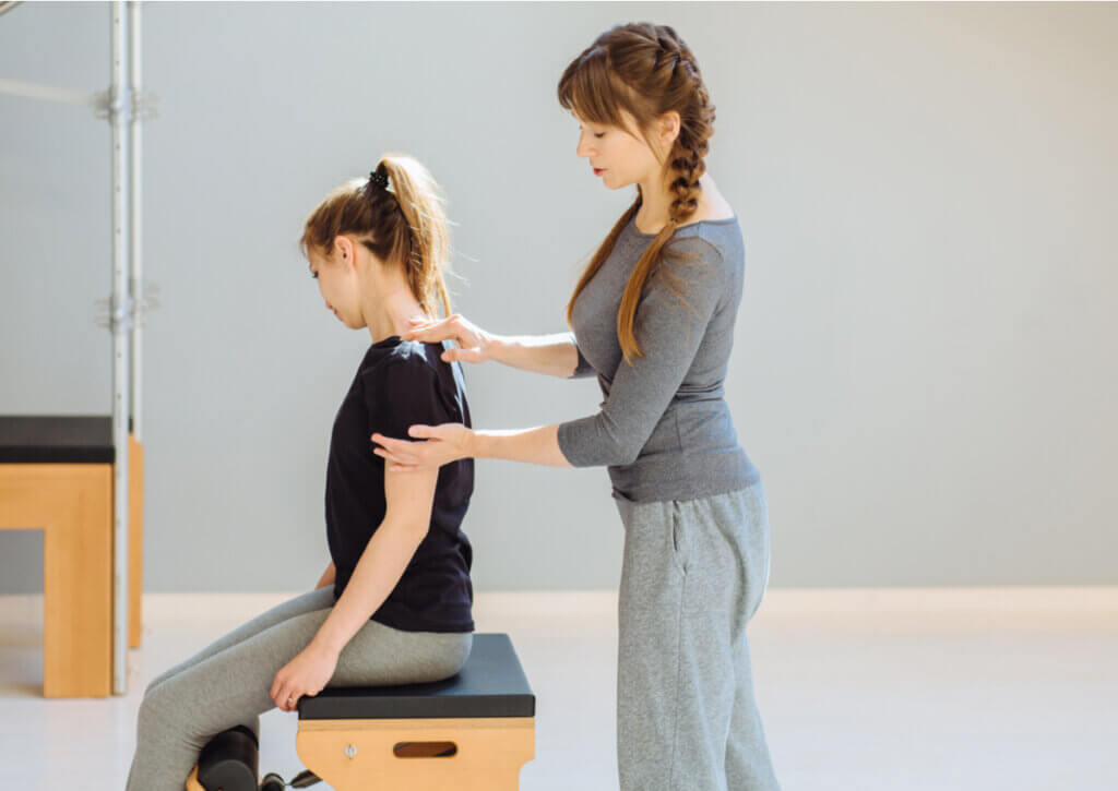 Fisioterapeuta ayuda a paciente a afrontar emocionalmente una lesión.