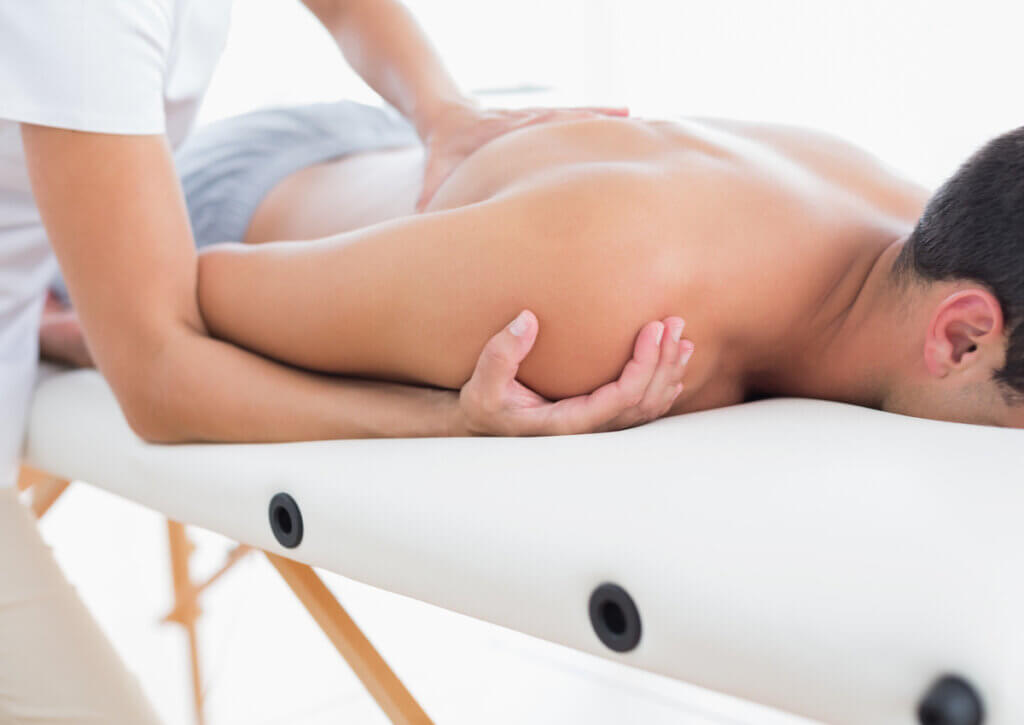 Paciente en fisioterapia acostado boca abajo.