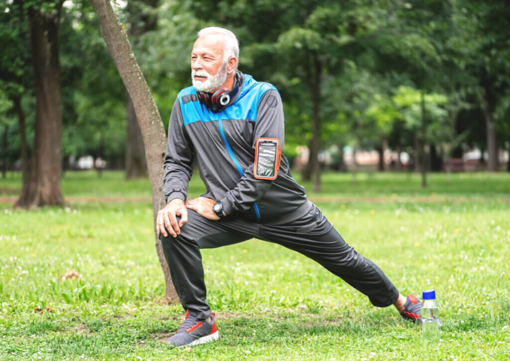 Hombre mayor realizando ejercicios para prevenir la osteoartritis de rodilla.